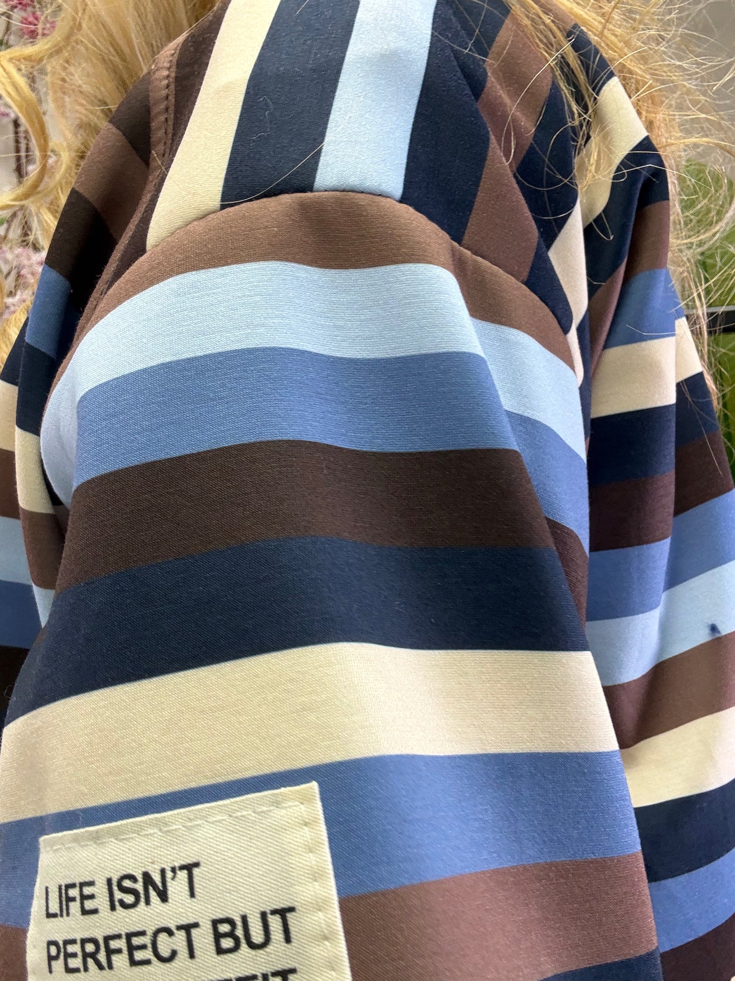 BUTTERSTOFF SWEATER MIT PATCH AM ÄRMEL SMALL STRIPES BRAUN/BLAU