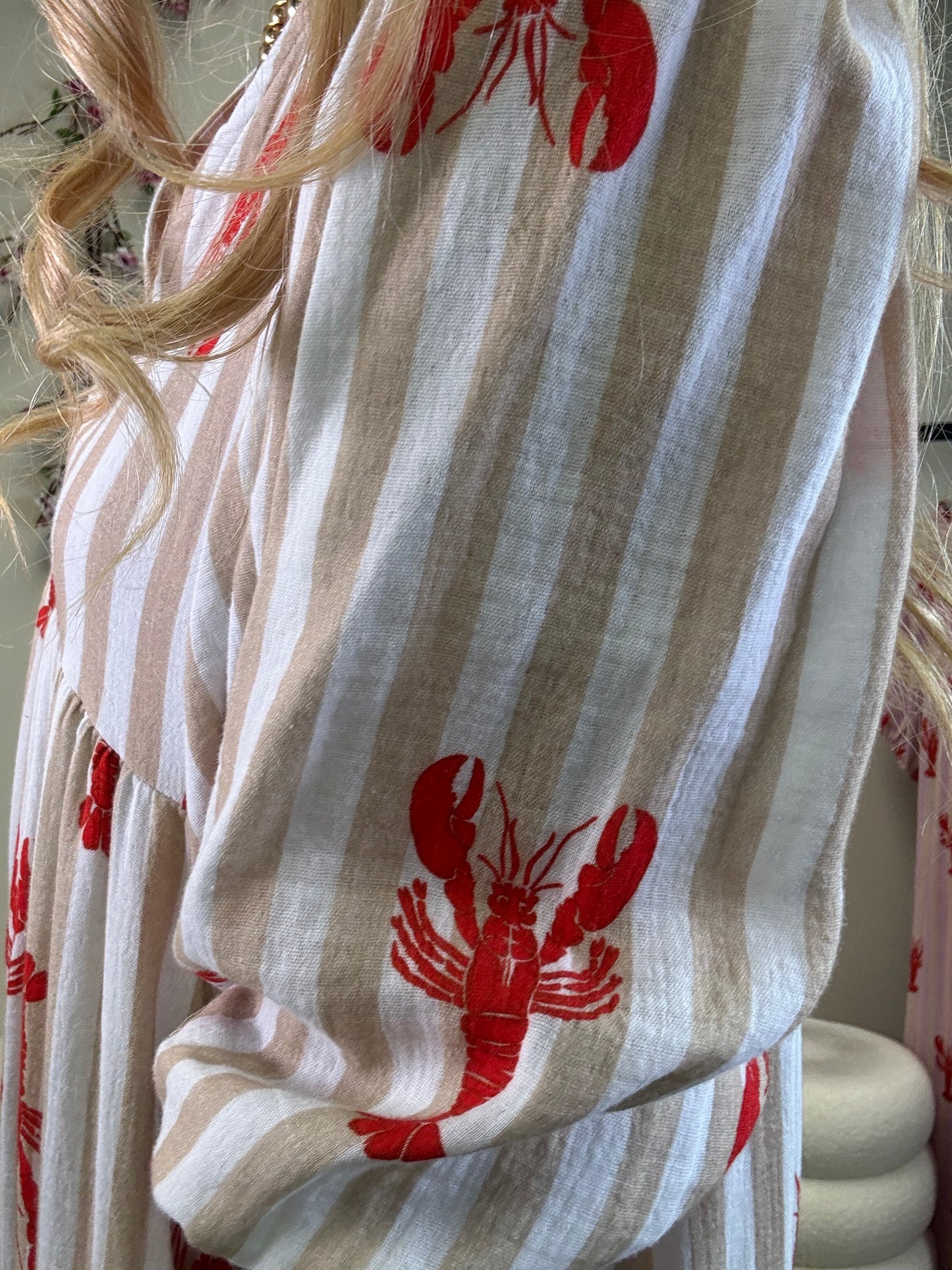 OVERSIZED MUSSELINKLEID MIT HUMMER BEIGE /ROT