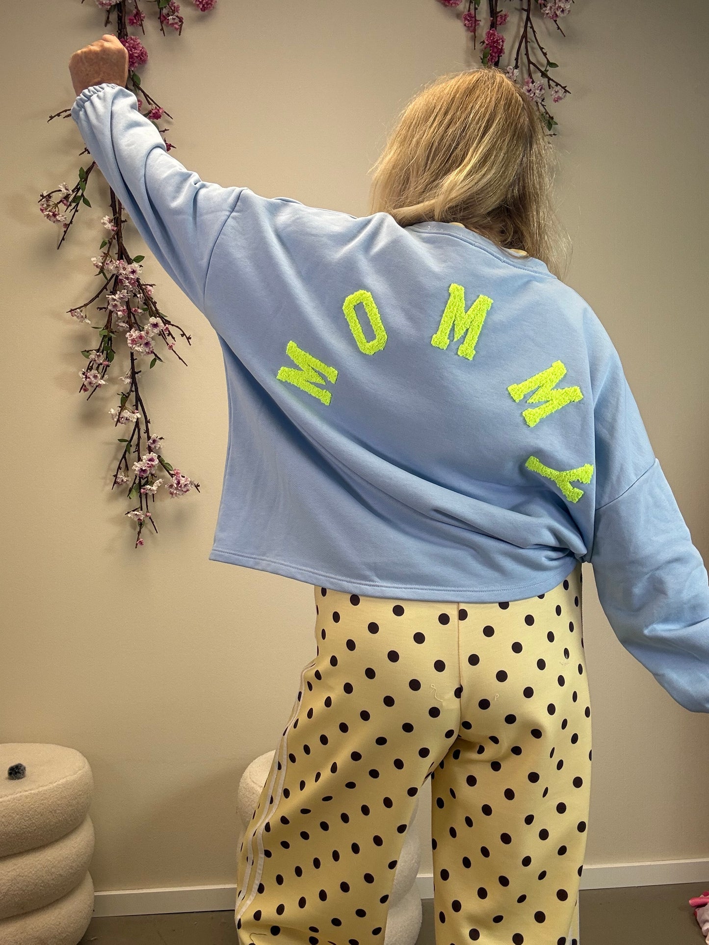 SWEATSHIRT MOMMY HELLBLAU MIT SCHRIFT NEONGELB