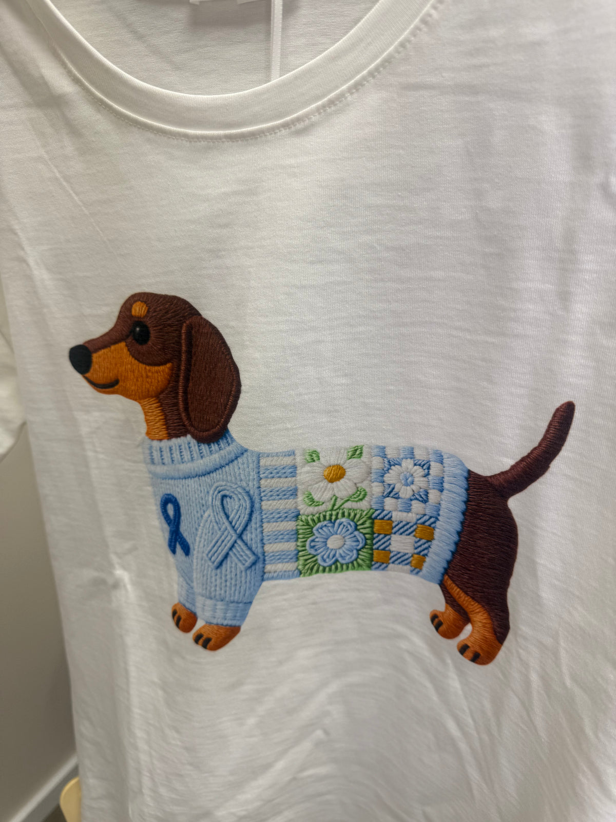T SHIRT MIT DACKEL HELLBLAU