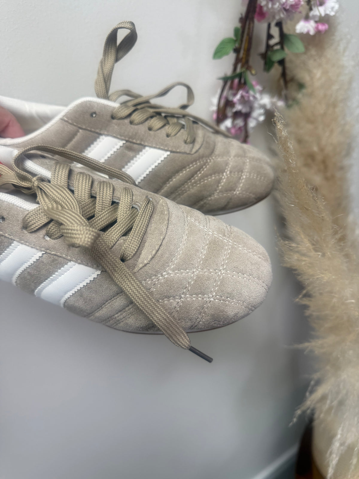 TURNSCHUHE BEIGE VELOUR
