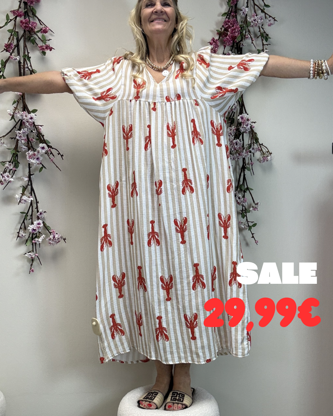 OVERSIZED MUSSELINKLEID MIT HUMMER BEIGE /ROT