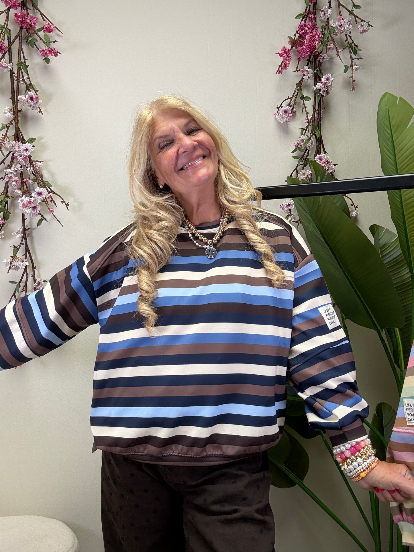 BUTTERSTOFF SWEATER MIT PATCH AM ÄRMEL SMALL STRIPES BRAUN/BLAU