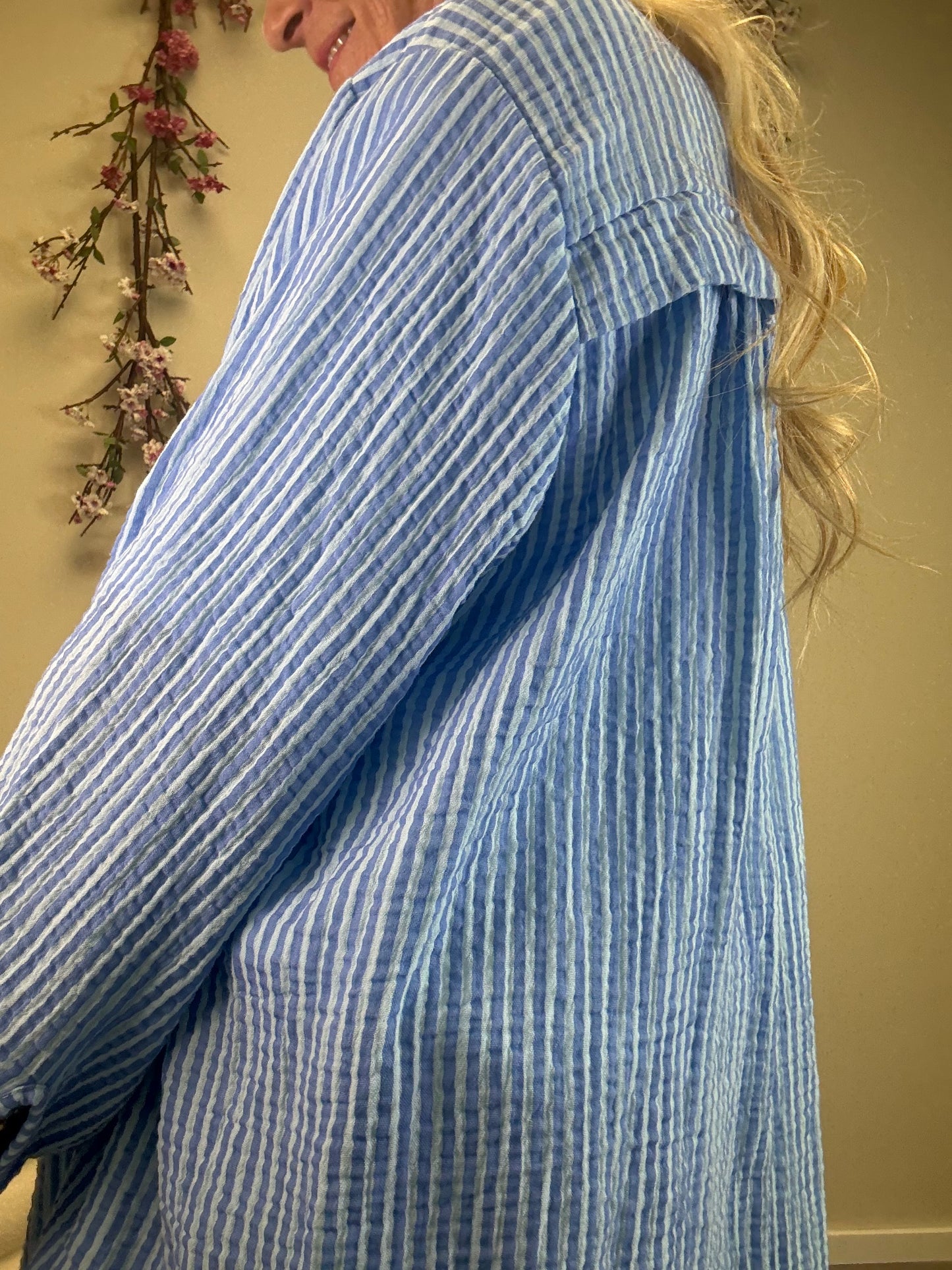 MUSSELIN BLUSE SCHMALER STREIFEN HELLBLAU/BLAU