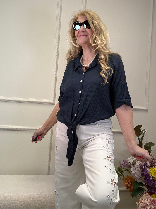 KURZE MUSSELIN BLUSE ZUM BINDEN MARINE