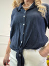 KURZE MUSSELIN BLUSE ZUM BINDEN MARINE