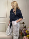 KURZE MUSSELIN BLUSE ZUM BINDEN MARINE