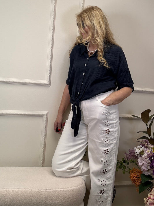 KURZE MUSSELINBLUSE ZUM BINDEN SCHWARZ