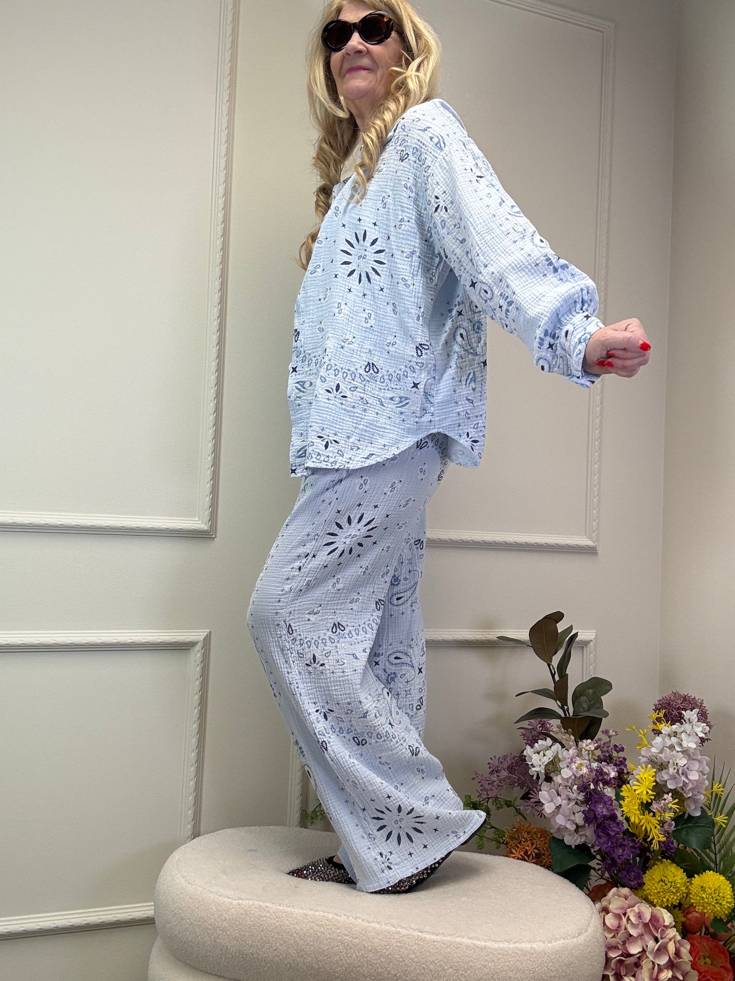 MUSSELIN HOSE PAISLEY HELLBLAU