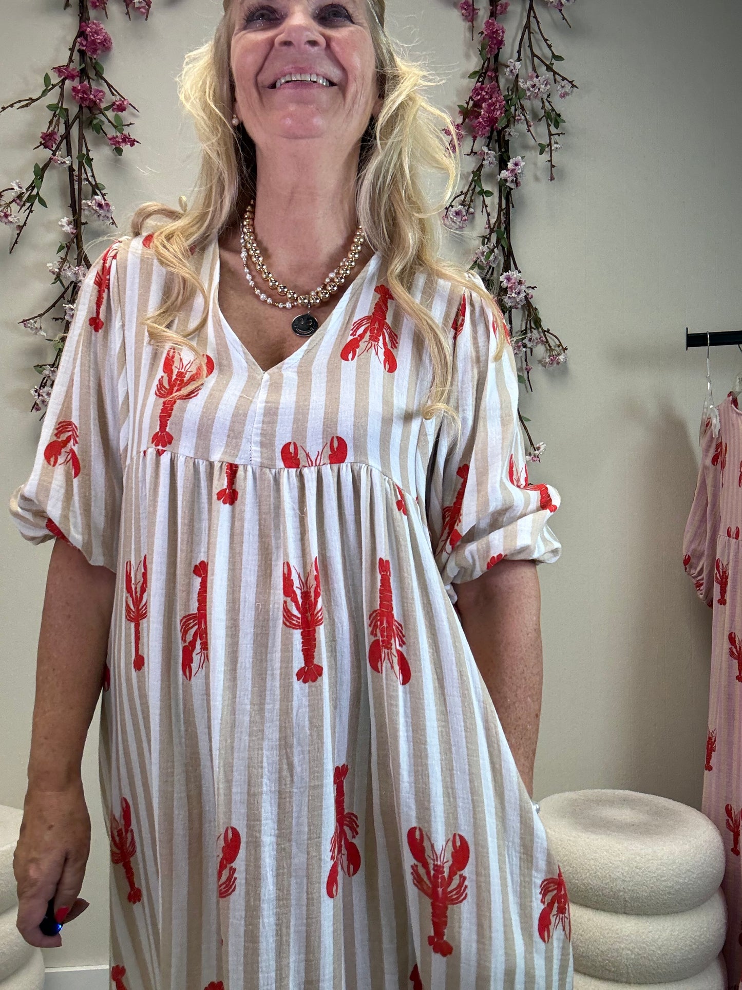 OVERSIZED MUSSELINKLEID MIT HUMMER BEIGE /ROT