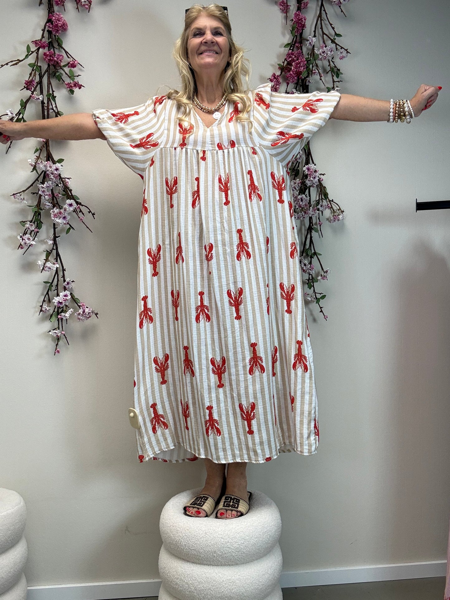 OVERSIZED MUSSELINKLEID MIT HUMMER BEIGE /ROT