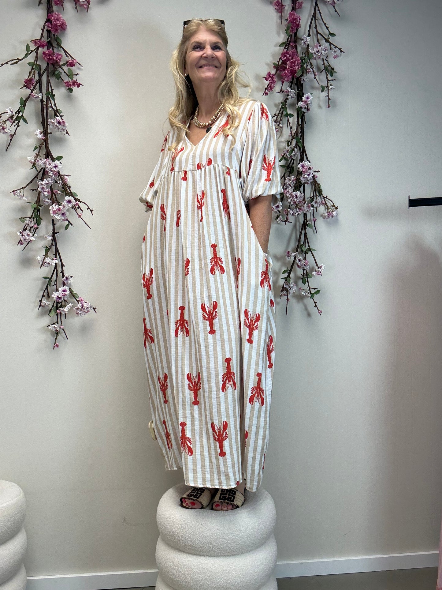 OVERSIZED MUSSELINKLEID MIT HUMMER BEIGE /ROT