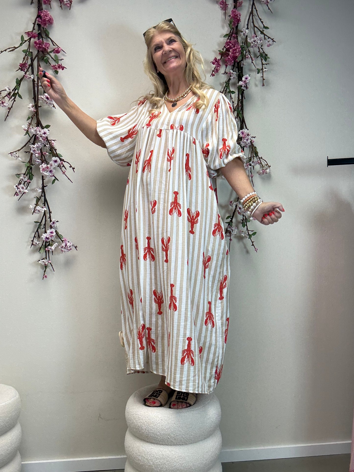 OVERSIZED MUSSELINKLEID MIT HUMMER BEIGE /ROT