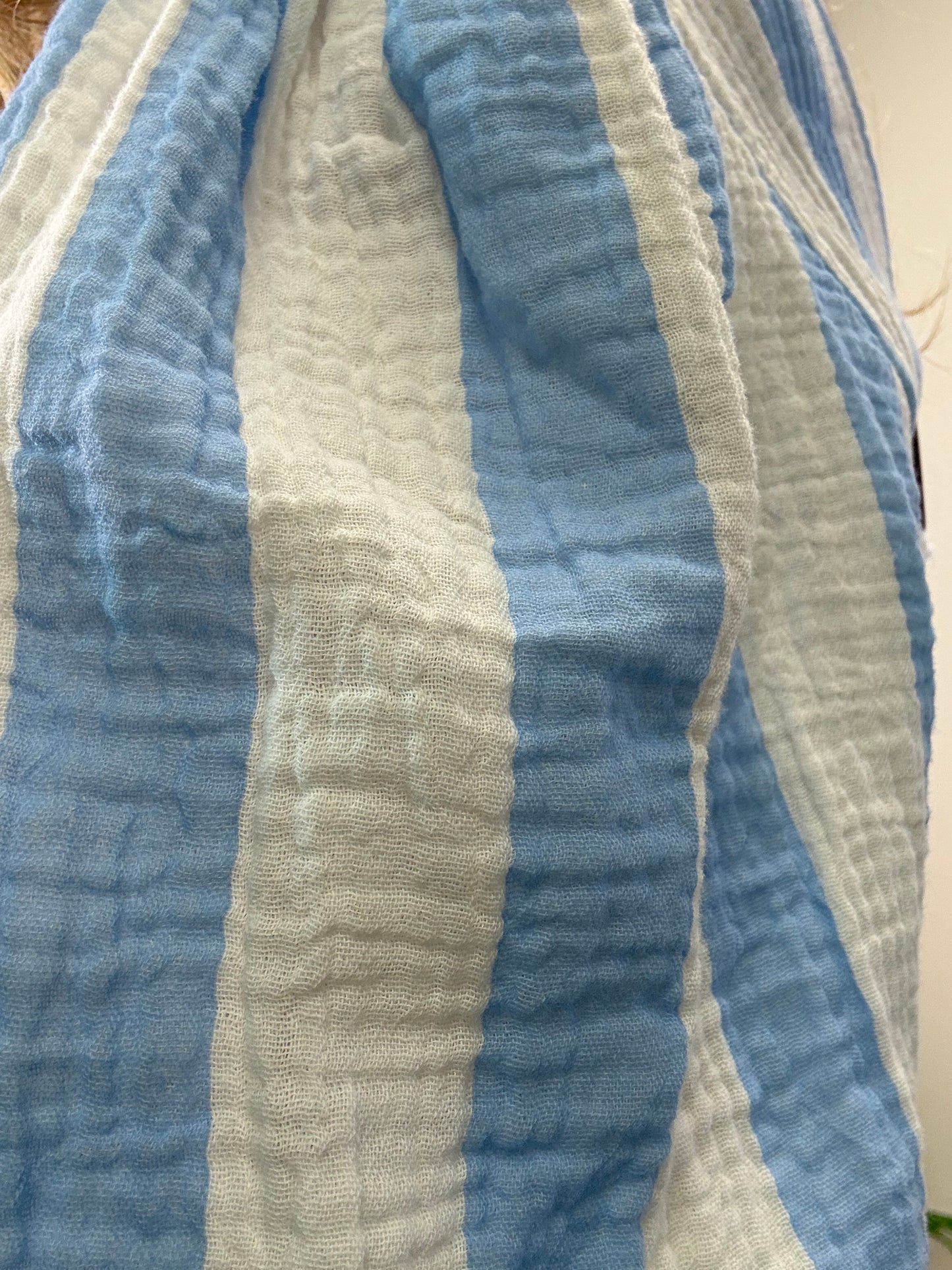MUSSELIN KLEID LANG HELLBLAU/WEIß GESTREIFT