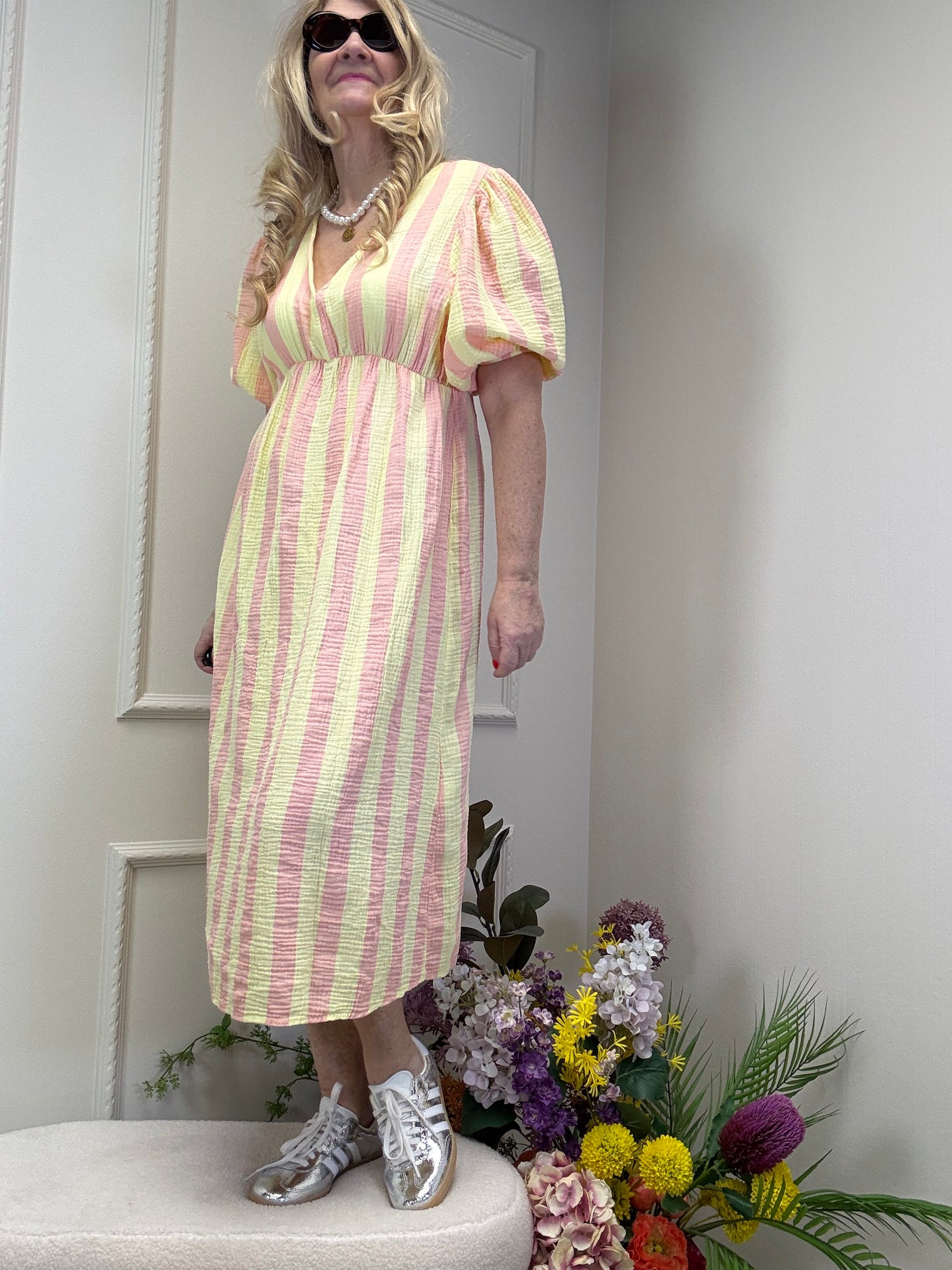 MUSSELIN KLEID LANG GELB/APRICOT GESTREIFT