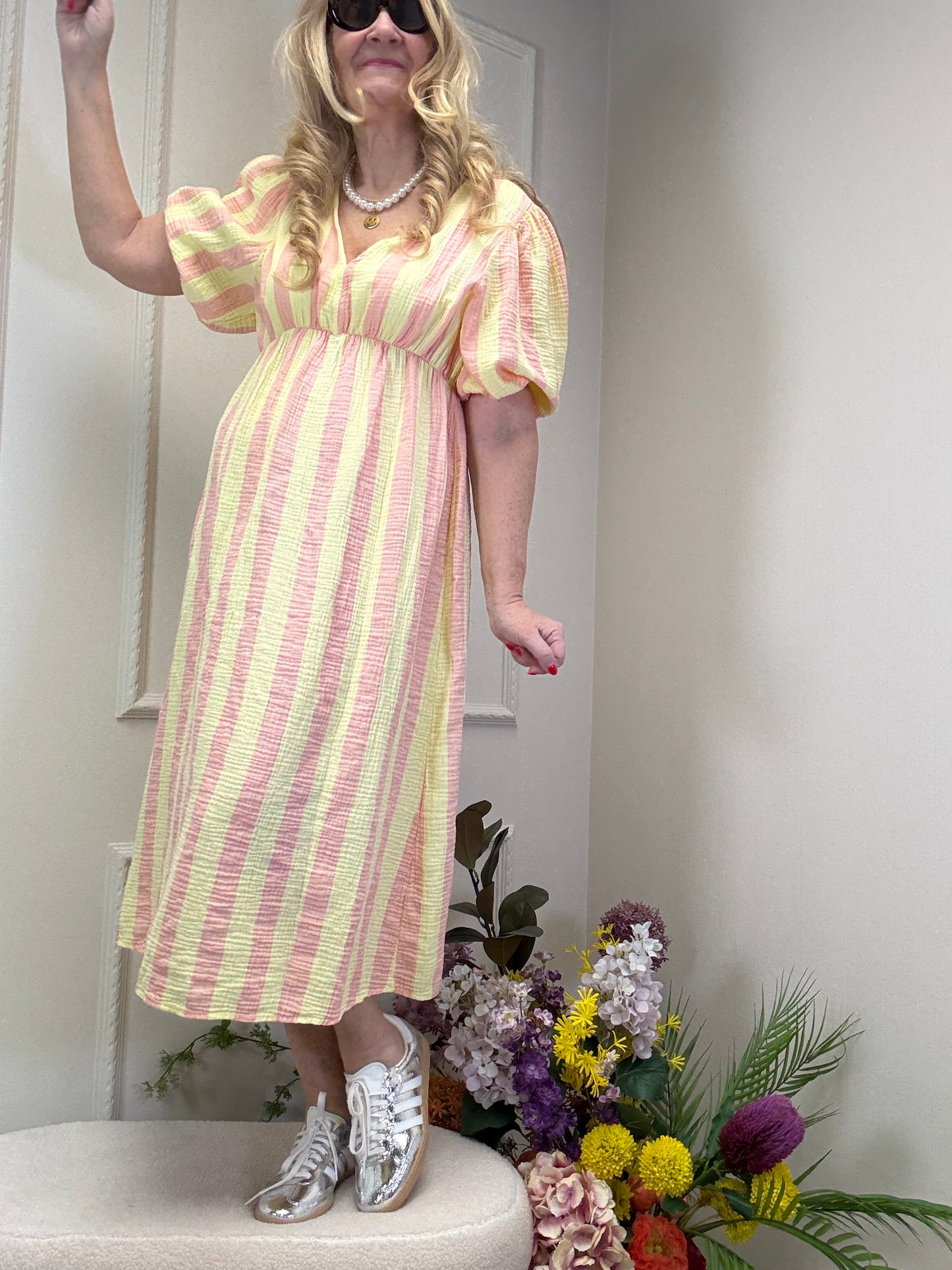 MUSSELIN KLEID LANG GELB/APRICOT GESTREIFT