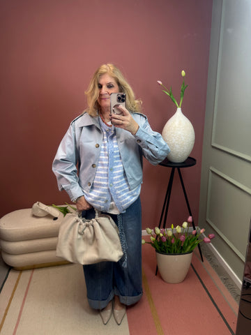 KURZE JACKE MIT KELLERFALTEN