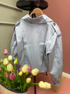 KURZE JACKE MIT KELLERFALTEN