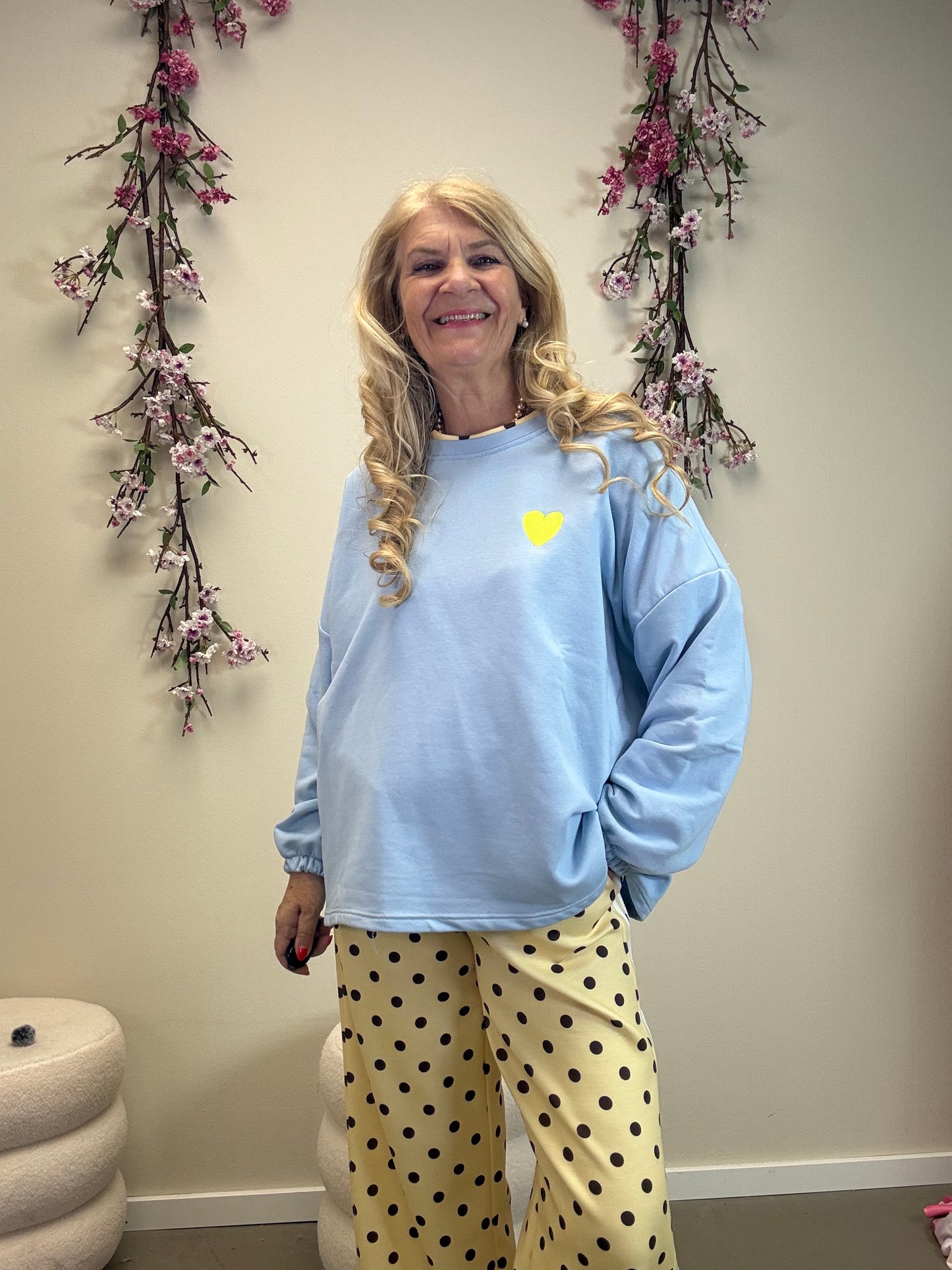 SWEATSHIRT MOMMY HELLBLAU MIT SCHRIFT NEONGELB
