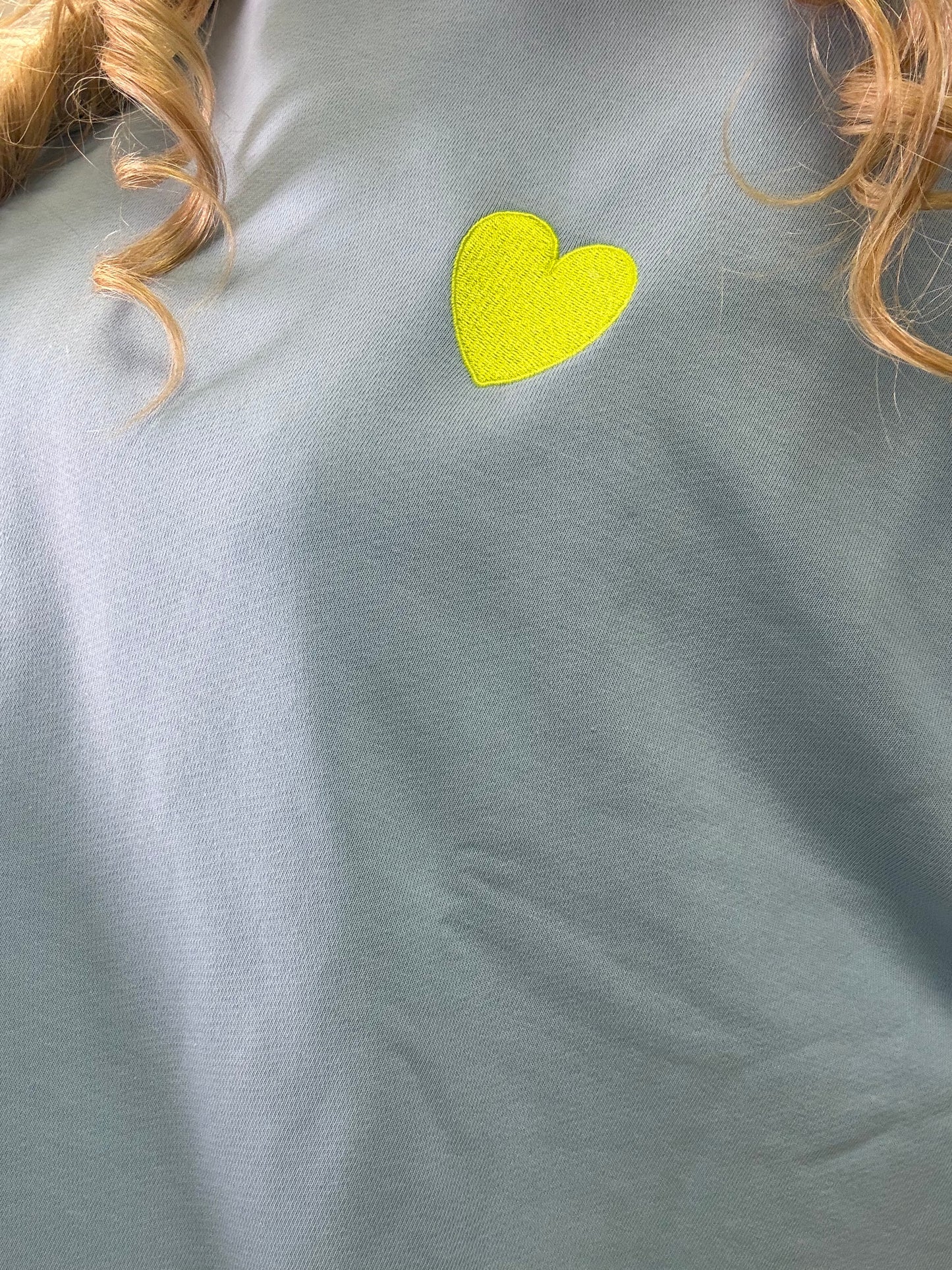 SWEATSHIRT MOMMY HELLBLAU MIT SCHRIFT NEONGELB