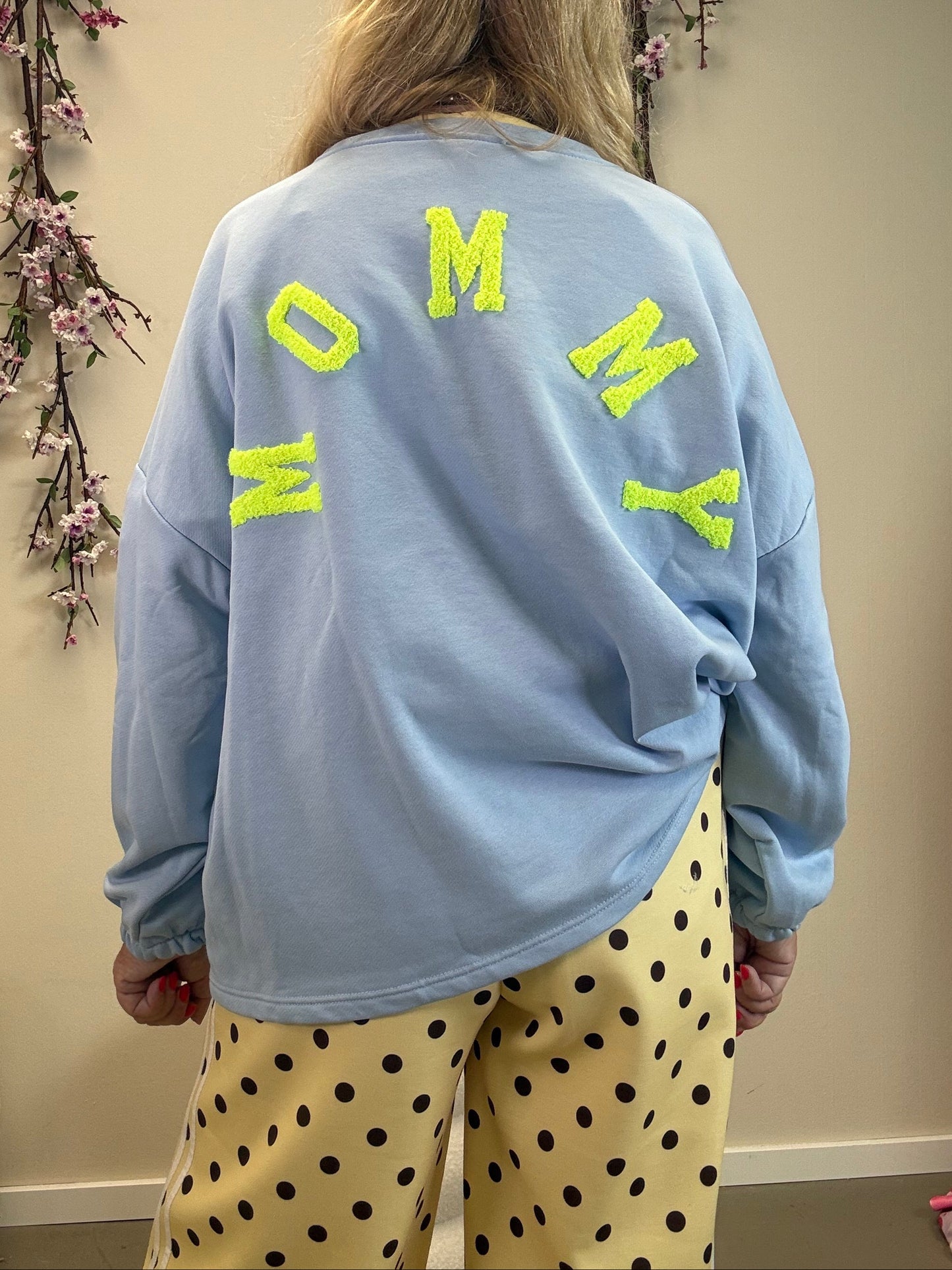 SWEATSHIRT MOMMY HELLBLAU MIT SCHRIFT NEONGELB