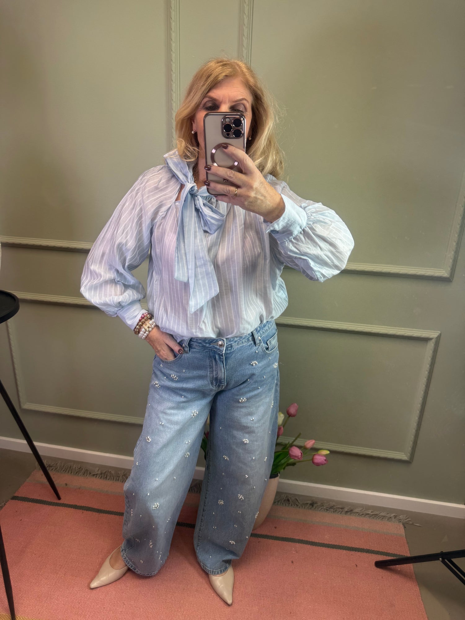 BARREL JEANS MIT PERLENSTICKEREI