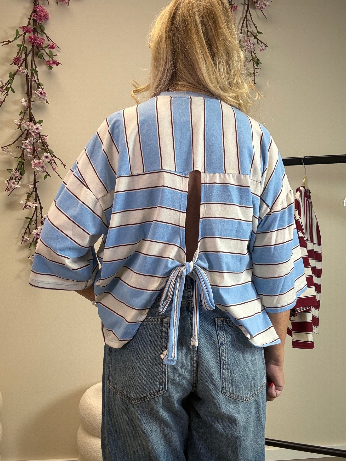 STREIFEN T-SHIRT MIT SCHLEIFE AM RÜCKEN HELLBLAU-ECRU-BRAUN