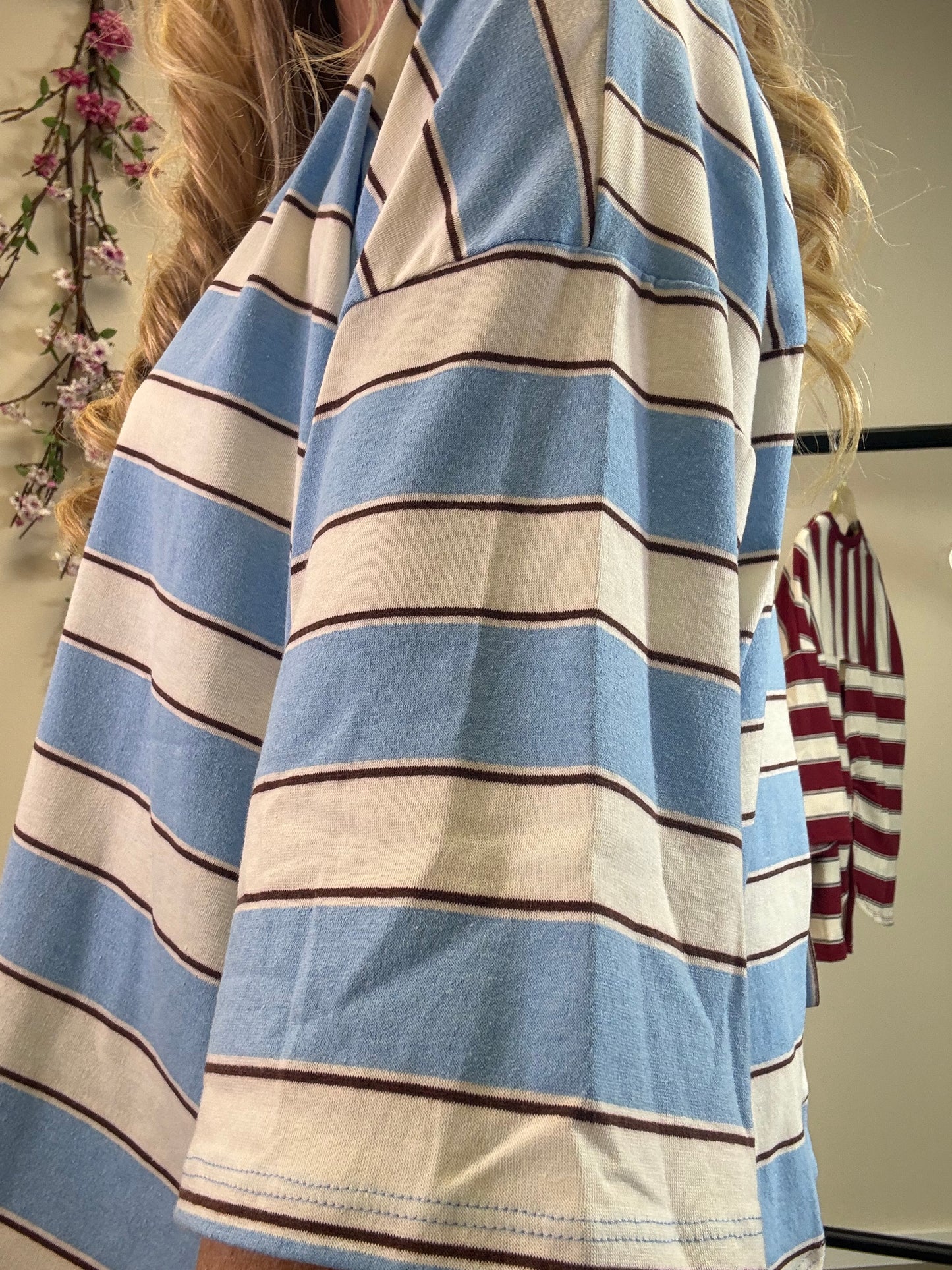 STREIFEN T-SHIRT MIT SCHLEIFE AM RÜCKEN HELLBLAU-ECRU-BRAUN
