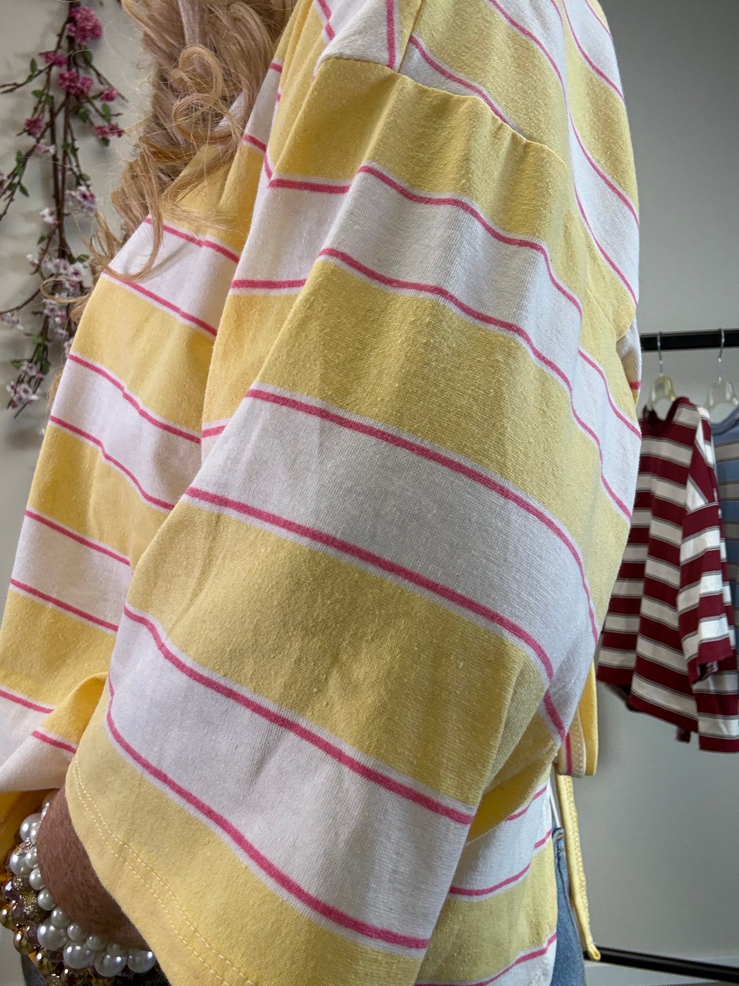 STREIFEN T-SHIRT MIT SCHLIFE AM RÜCKEN GELB-ECRU-PINK