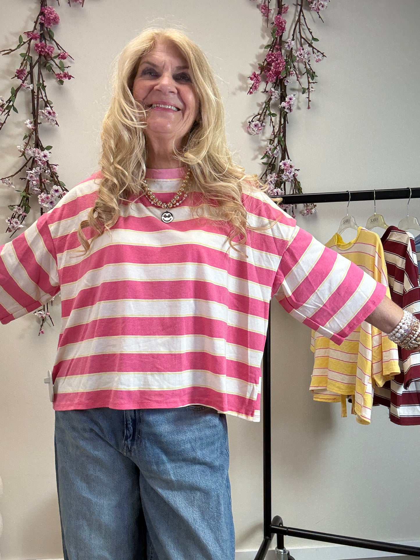 STREIFEN T-SHIRT MIT SCHLEIFE AM RÜCKEN PINK-ECRU-GELB