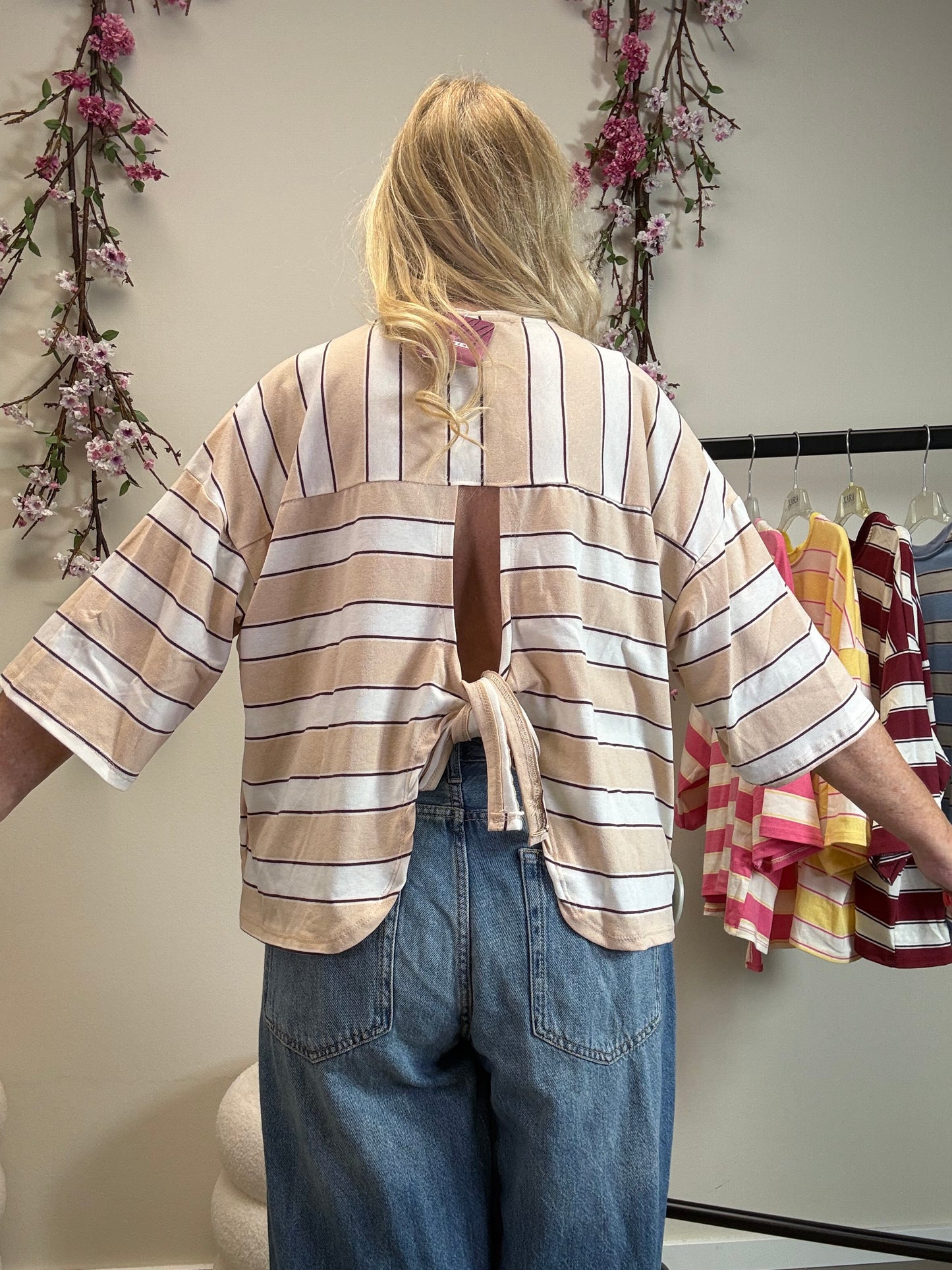STREIFEN T-SHIRT MIT SCHLEIFE AM RÜCKEN BEIGE-ECRU-BRAUN