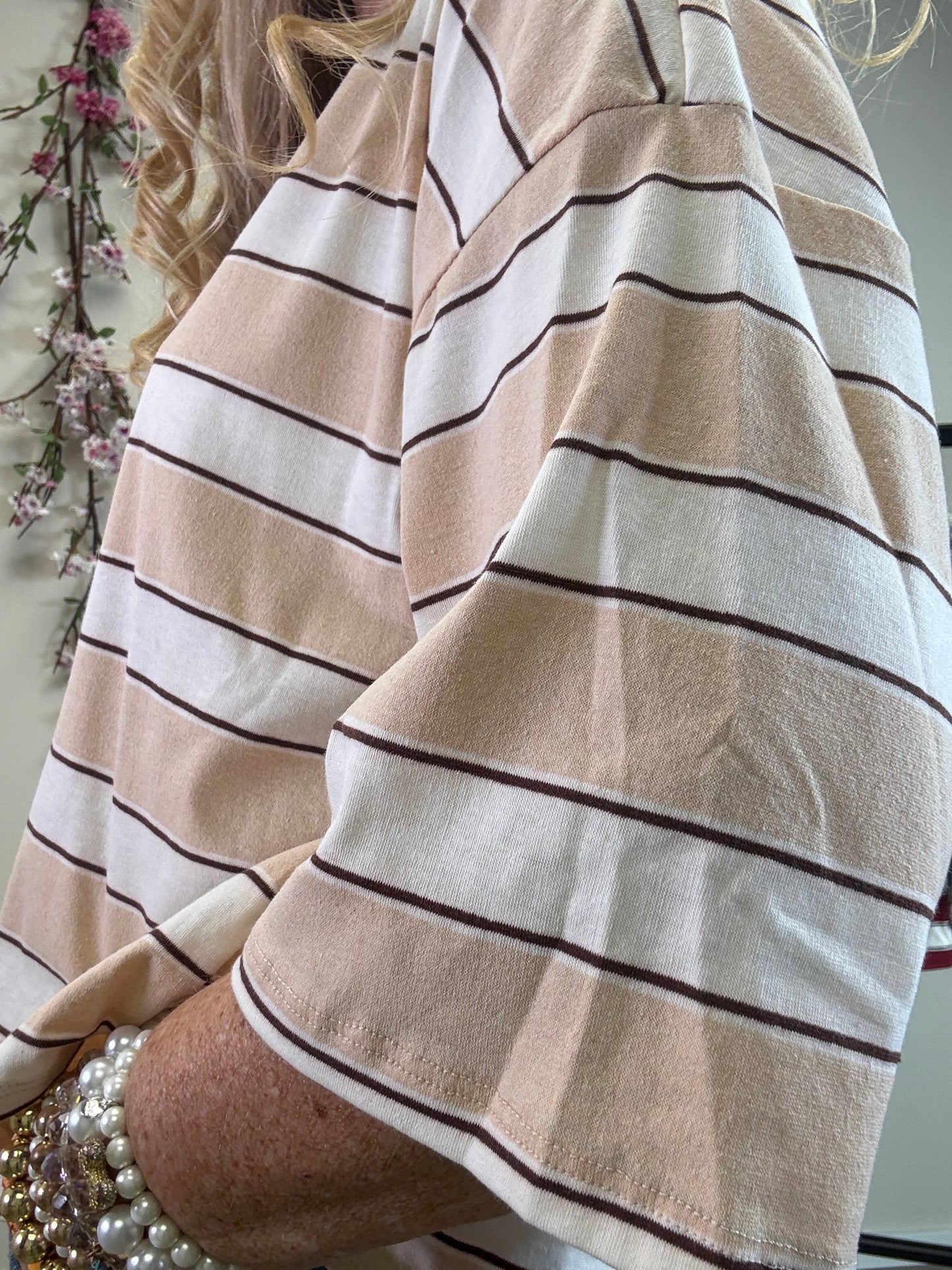 STREIFEN T-SHIRT MIT SCHLEIFE AM RÜCKEN BEIGE-ECRU-BRAUN