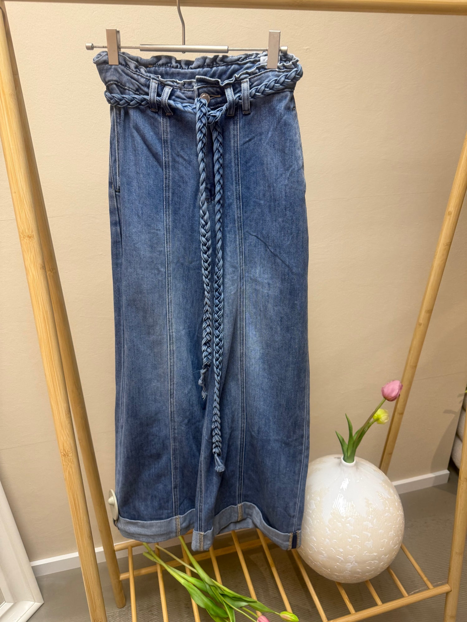 JEANS MIT UMSCHLAG UND GEFLOCHTENEM -GÜRTEL