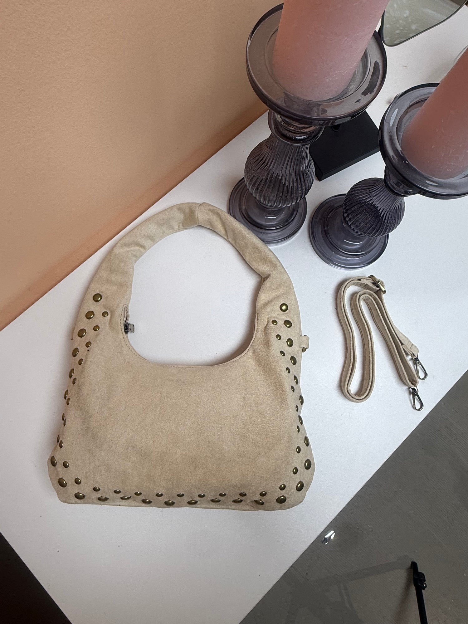 KLEINE RUNDTASCHE MIT NIETEN