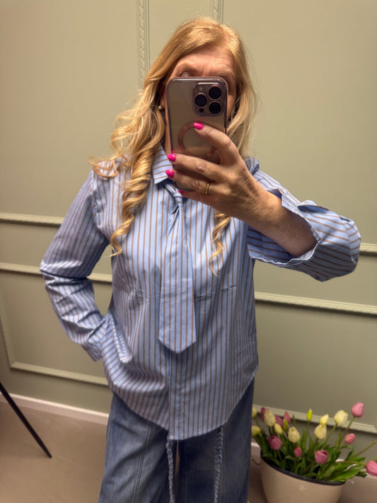 HEMDBLUSE MIT KLEINER KRAWATTE