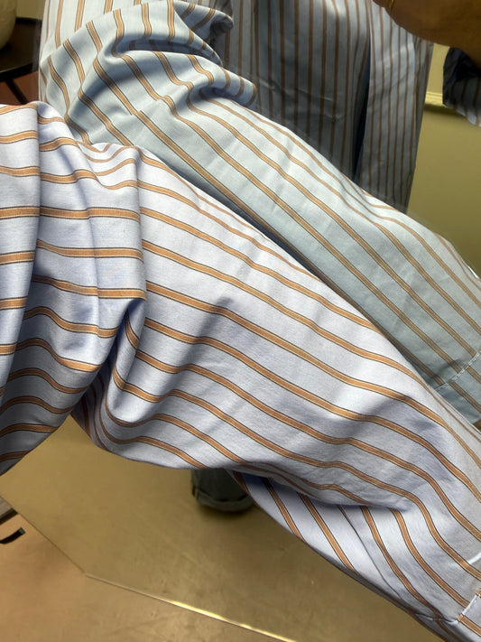 HEMDBLUSE MIT KLEINER KRAWATTE