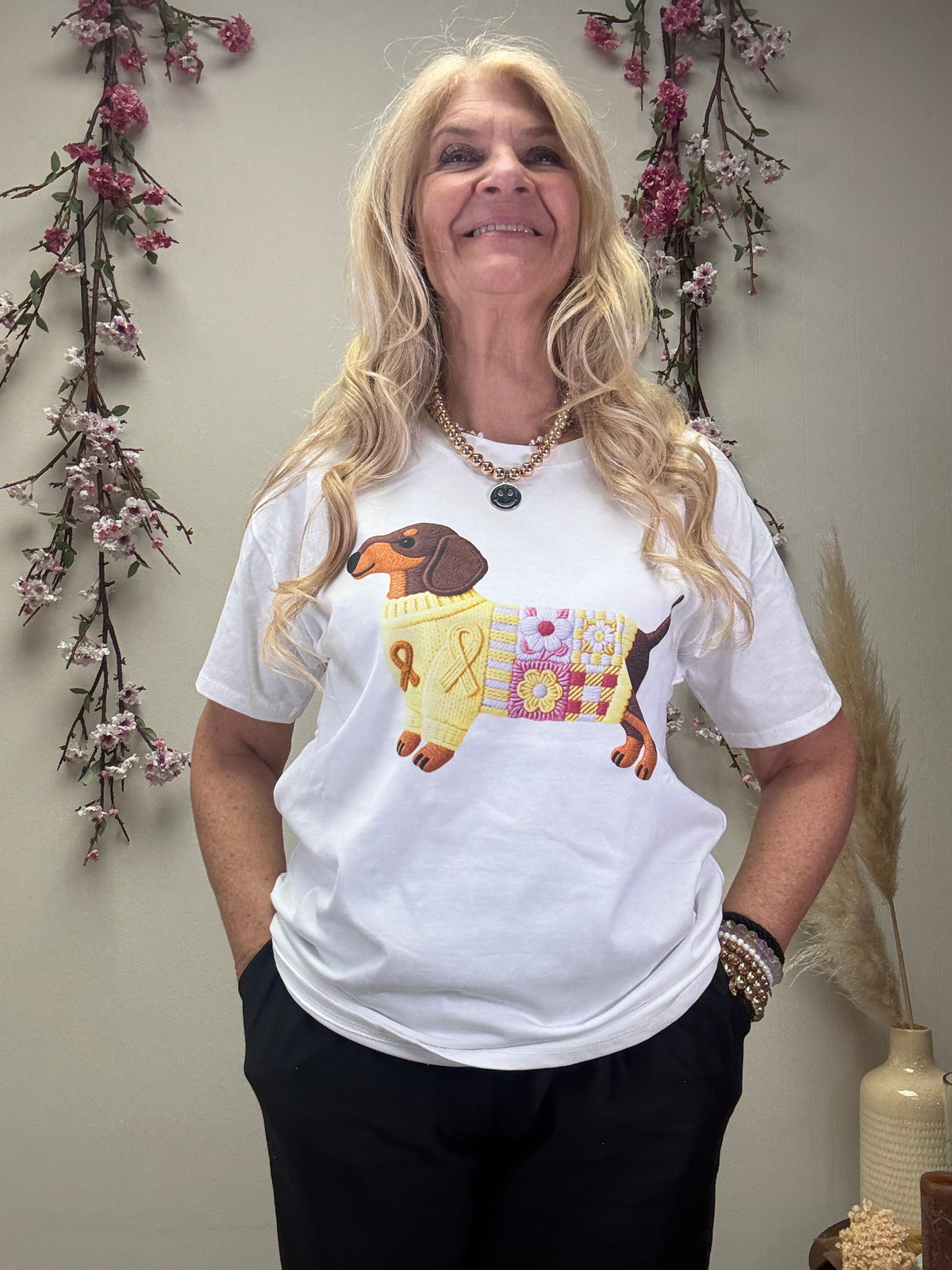 T SHIRT MIT DACKEL GELB