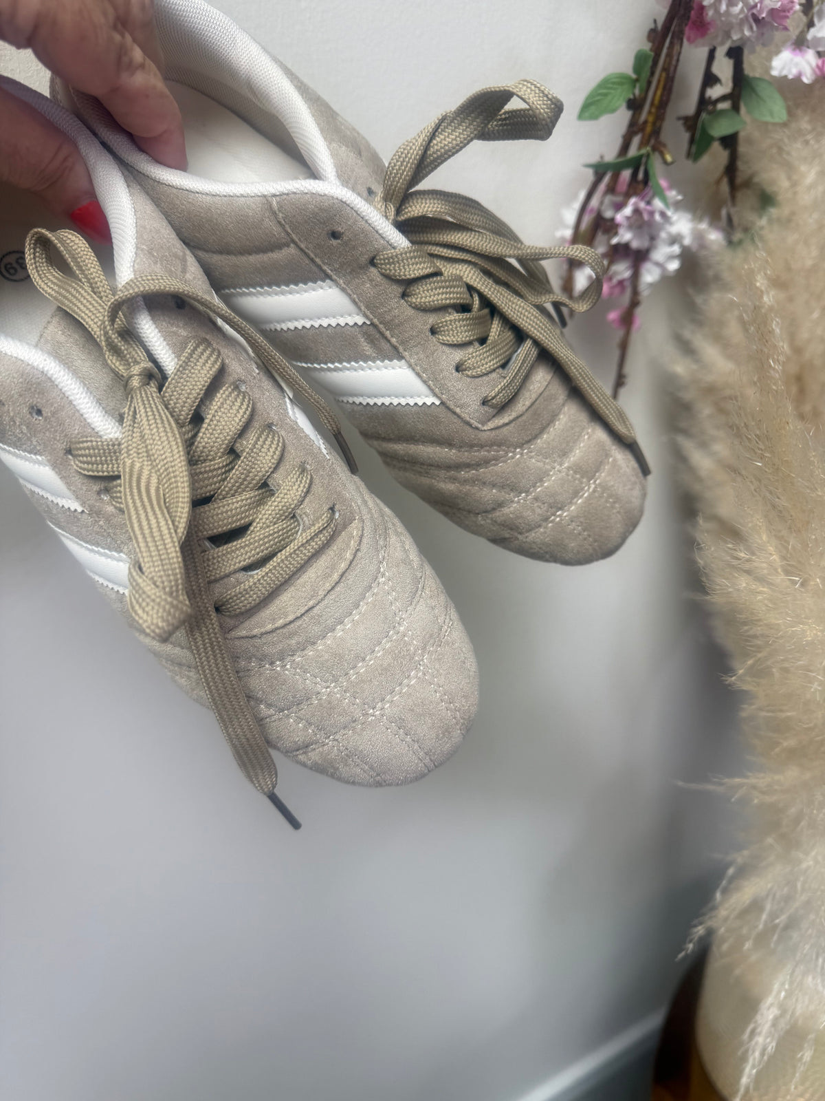 TURNSCHUHE BEIGE VELOUR