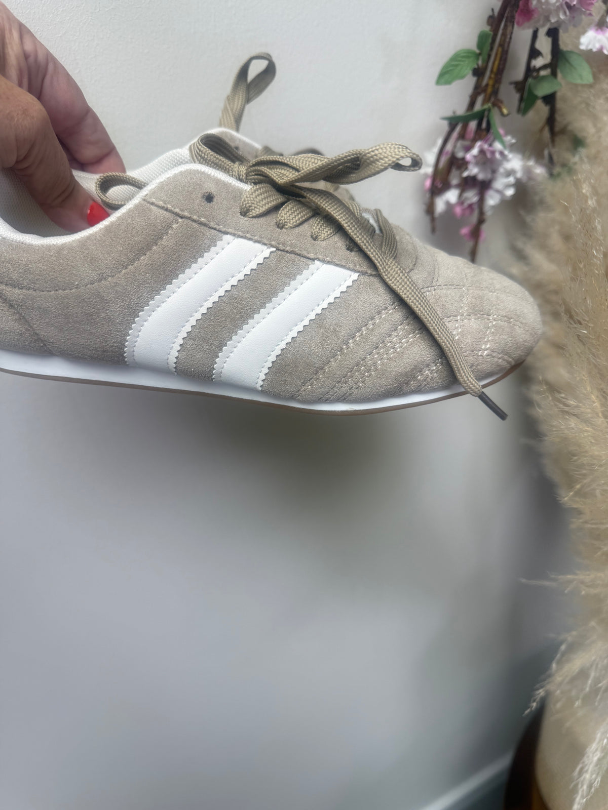 TURNSCHUHE BEIGE VELOUR