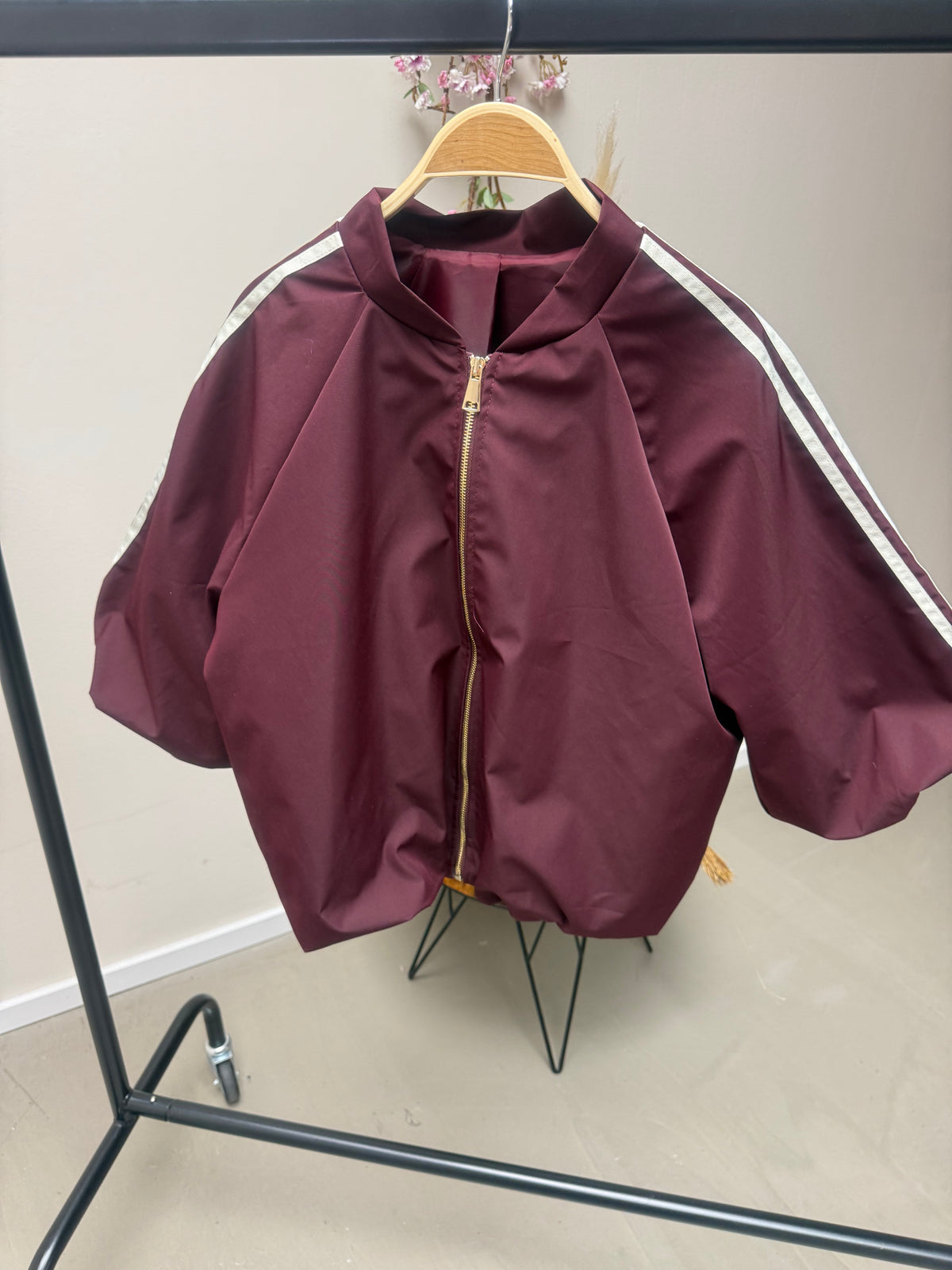 JACKE MIT STREIFEN BORDAUX