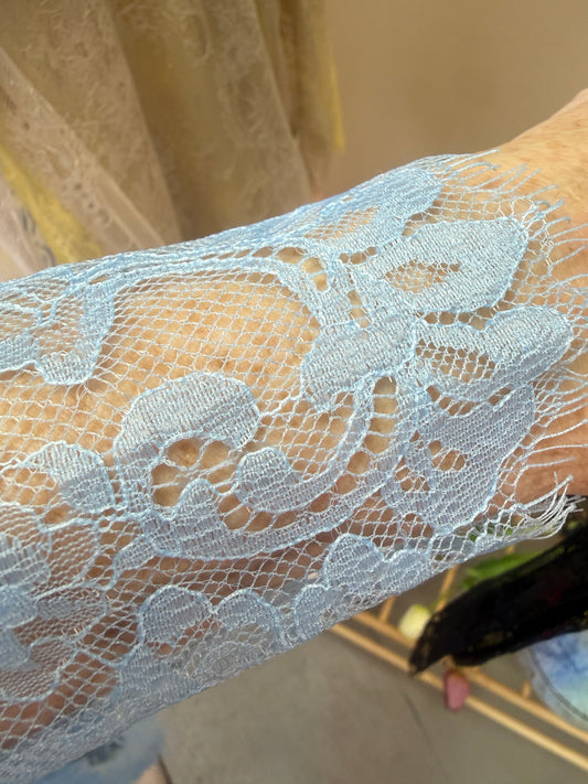 LACE SHIRT MIT WIMPERNSPITZE HELLBLAU