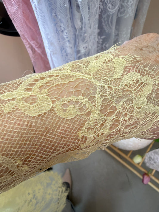 LACE SHIRT MIT WIMPERNSPITZE GELB