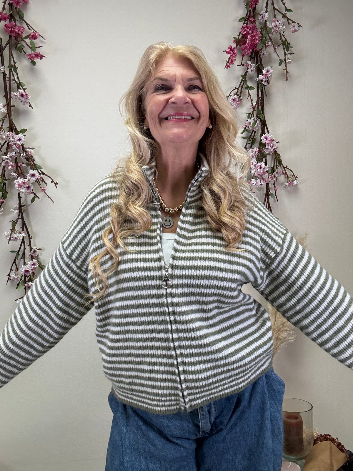 ZIPPER STRICKJACKE MIT LEICHT AUSGESTELLTEM ÄRMEL KHAKI/CREME