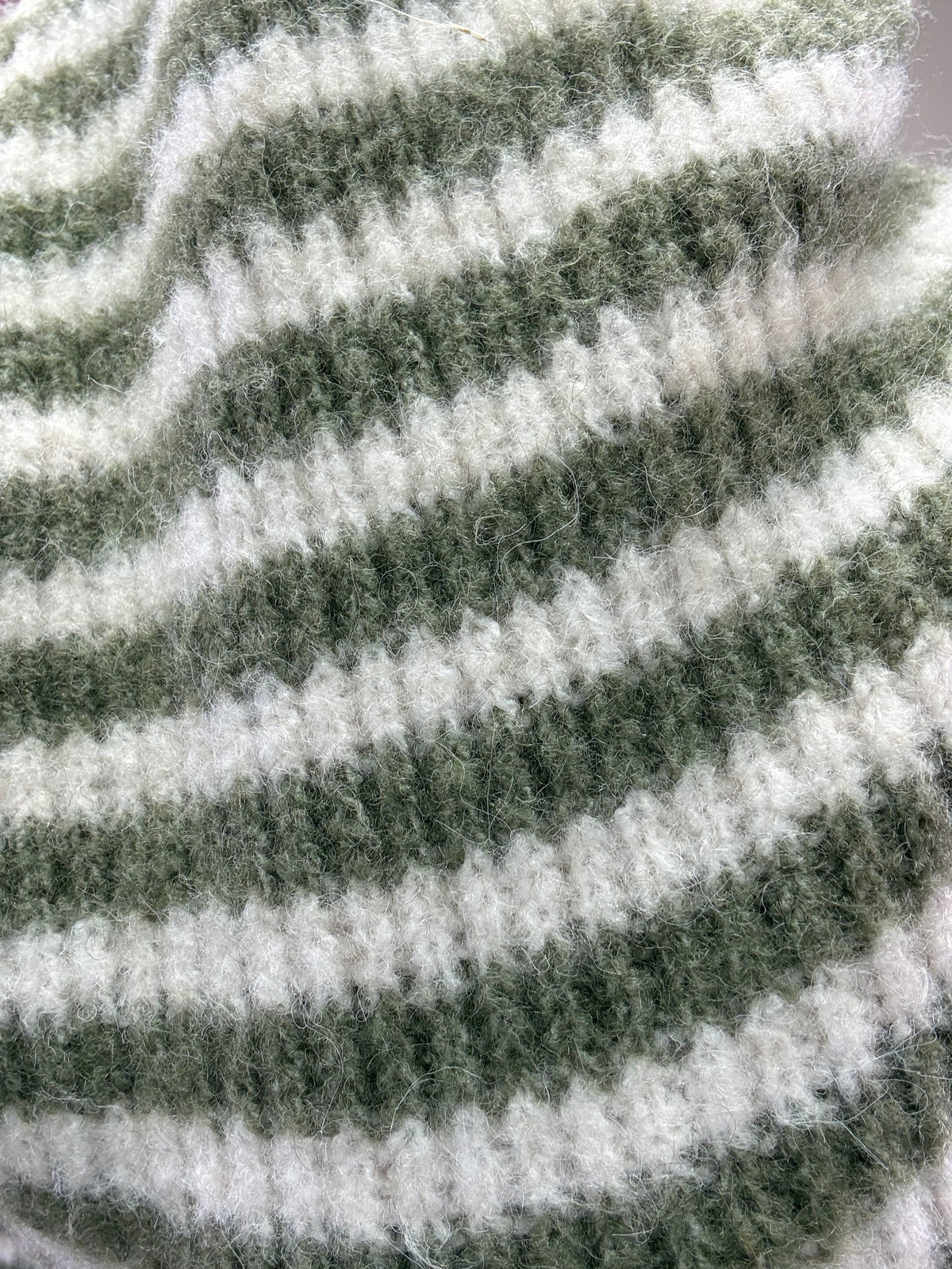 ZIPPER STRICKJACKE MIT LEICHT AUSGESTELLTEM ÄRMEL KHAKI/CREME