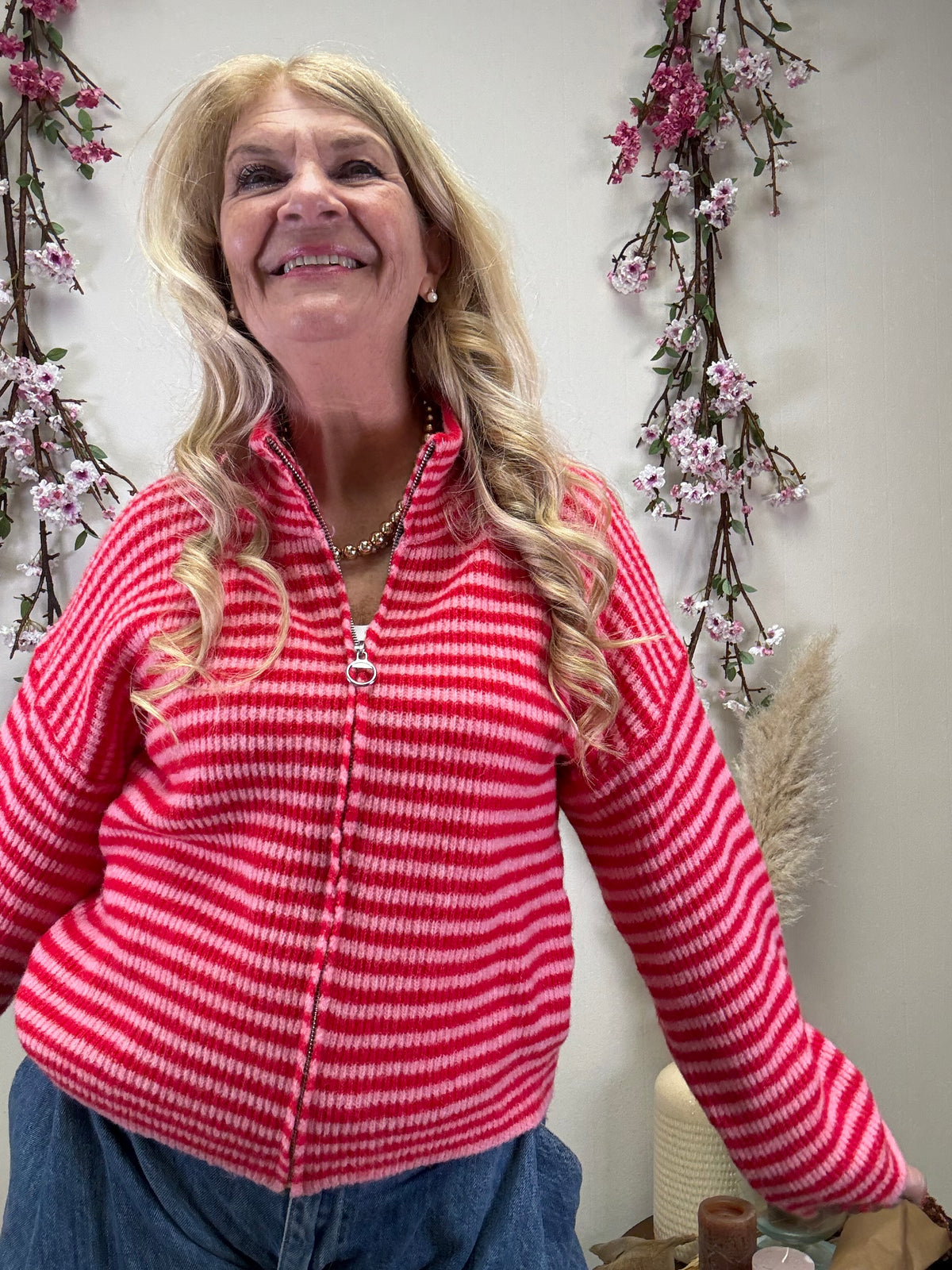 ZIPPER STRICKJACKE MIT LEICHT AUSGESTELLTEM ÄRMEL ROT/ PINK